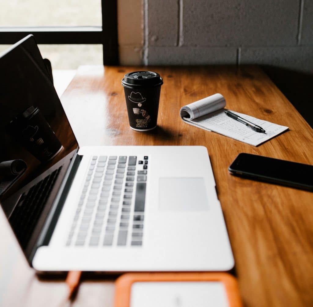 ordinateur café carnet de notes contenu- Le Fil Conducteur - RP communication Relations presse